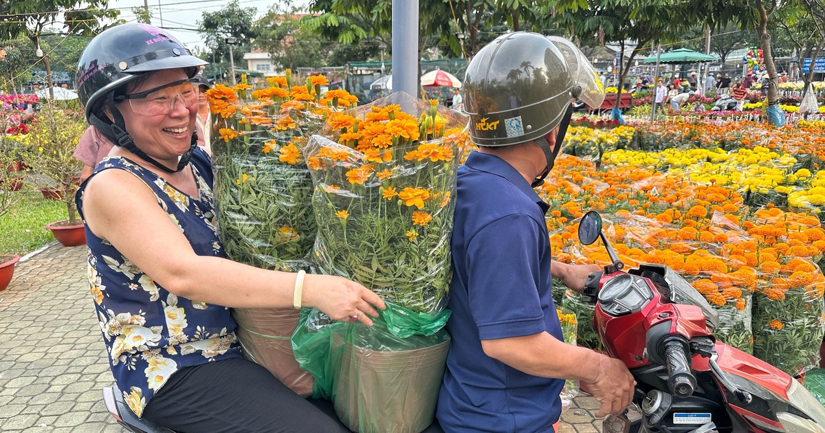 28 tết, người dân TP.HCM đi chợ hoa tết cười tươi ưng ý: 'Khỏi phải trả giá, kỳ kèo…'