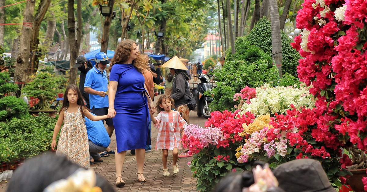 Khách Tây đi chợ hoa tết ở trung tâm TP.HCM, làm điều lạ khiến nhà vườn tò mò