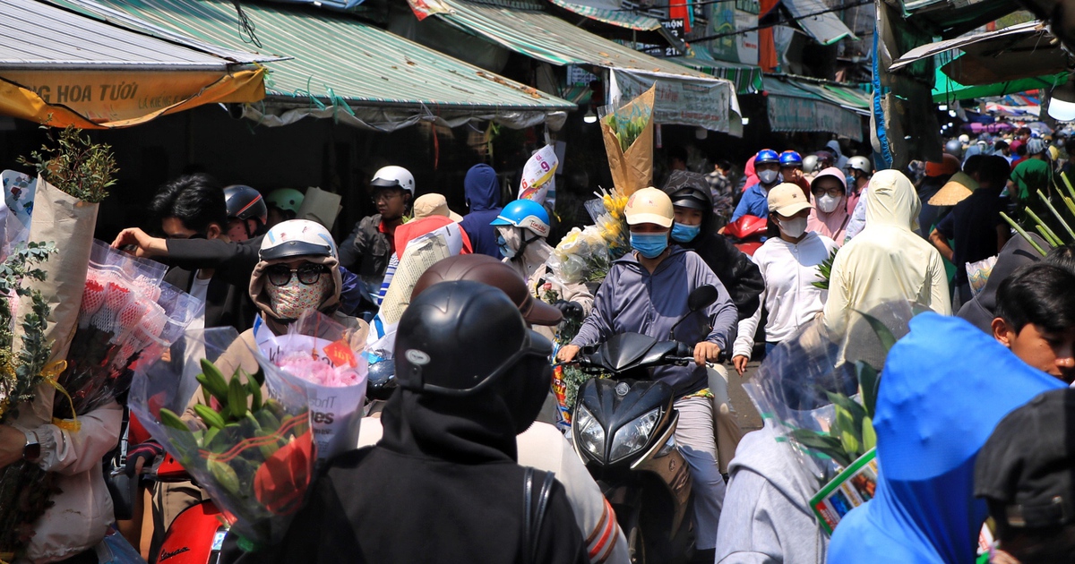 Giữa trưa 28 tết: Bất ngờ ở chợ hoa lớn nhất TP.HCM