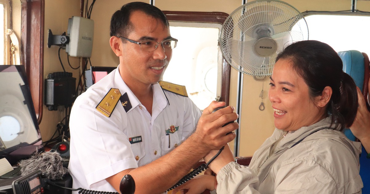 Ch&uacute;c tết qua loa: Hơi ấm đất liền vượt s&oacute;ng gi&oacute; giữa tr&ugrave;ng khơi