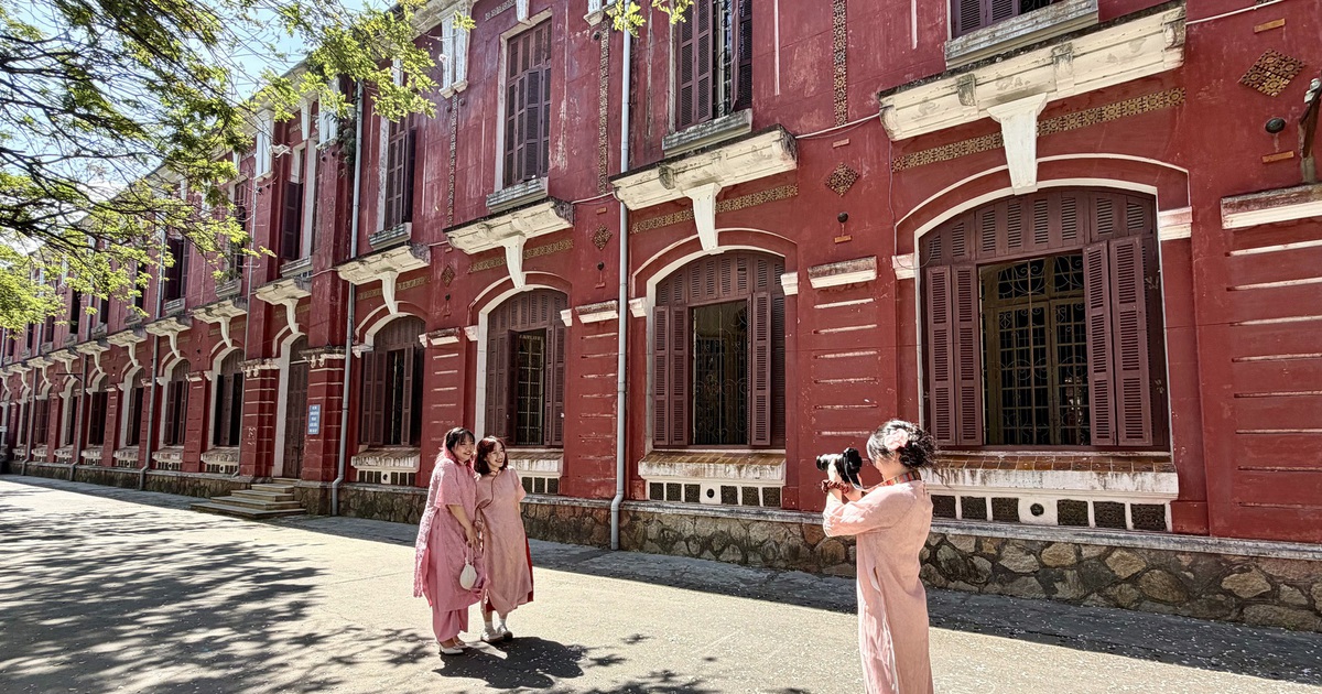 Tết Bính Ngọ nắng đẹp, Trường Quốc học Huế thu hút các thế hệ đến 'check in'