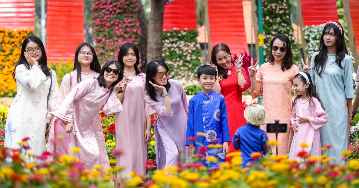 Dòng người đổ về Hội hoa xuân Tao Đàn chụp ảnh tết, xem ngựa thật