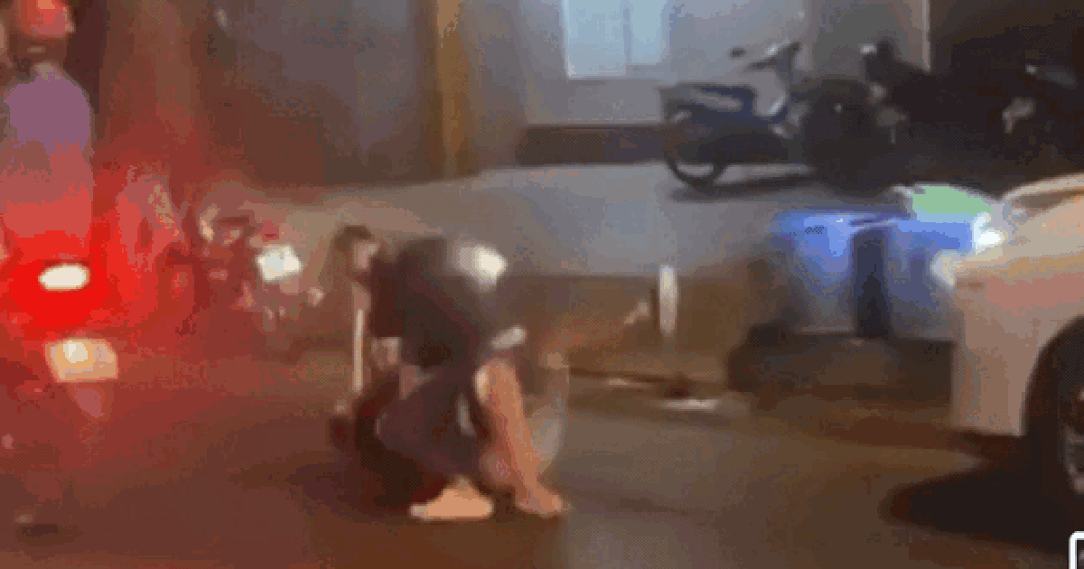 TP.HCM: 2 tài xế đánh nhau, vật lộn náo loạn đường Trần Bình Trọng