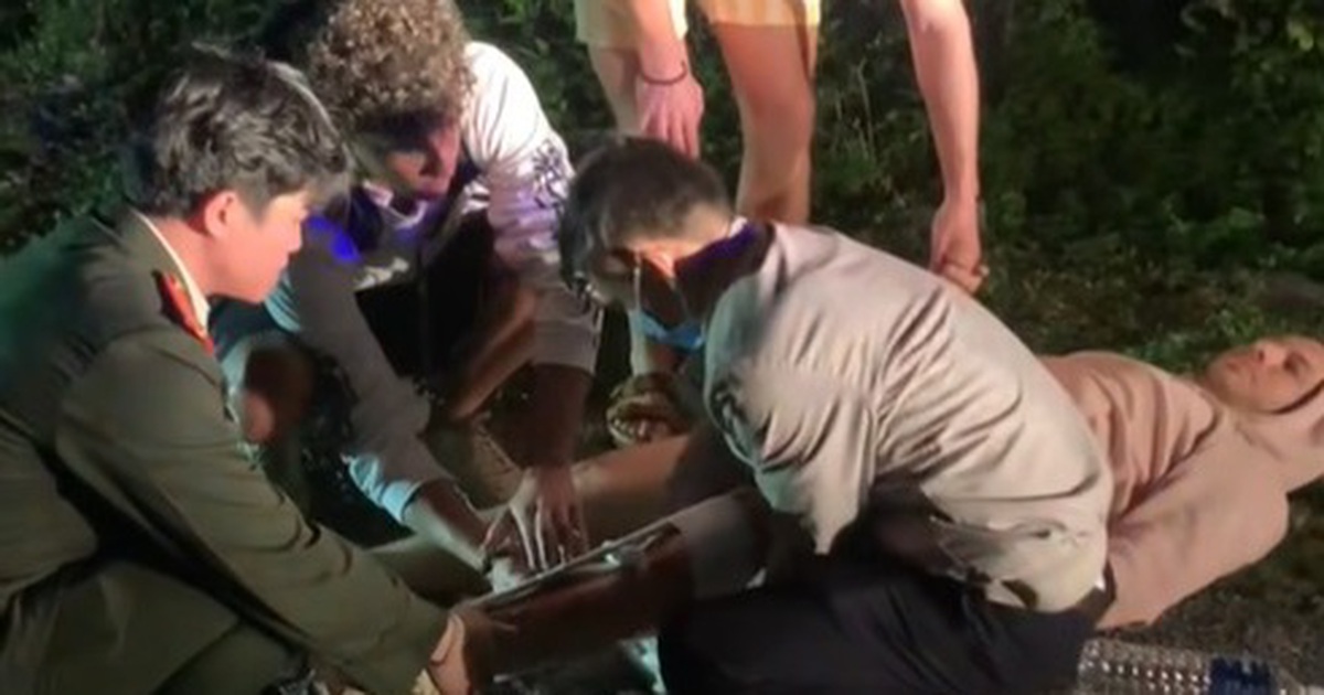 Quảng Trị: Hai du khách người Bỉ ngã xe, được chiến sĩ công an sơ cứu