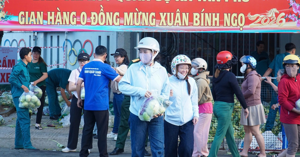 Ban Chỉ huy quân sự xã Tân Phú phát miễn phí 10 tấn rau củ cho dân