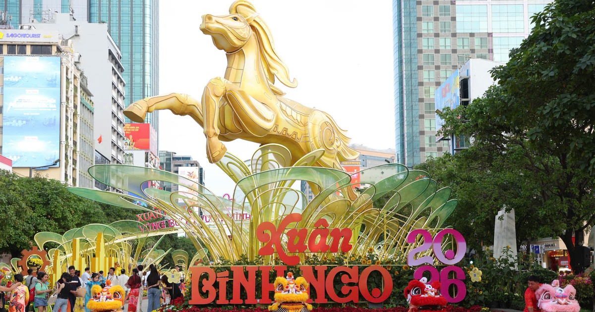 Sắp khai mạc đường hoa Nguyễn Huệ Tết B&iacute;nh Ngọ 2026: Đ&ocirc;ng nghịt người chờ v&agrave;o tham quan