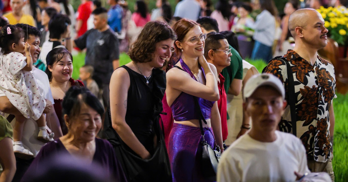 Khách Tây đón giao thừa ở trung tâm TP.HCM, chúc mừng năm mới người Việt