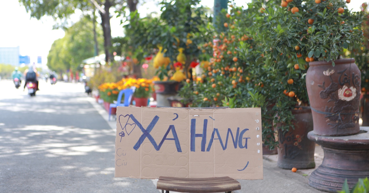 TP.HCM trước giao thừa: Hoa tết 'cháy hàng', nhiều người mua ồ ạt lúc xổ rẻ