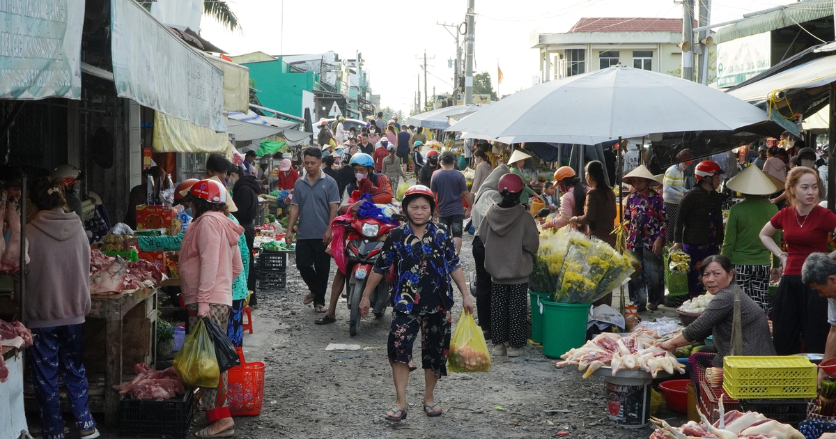 Chợ quê miền Tây 29 tết: Bánh 2.000 đồng, rau 1.000 đồng vẫn bán