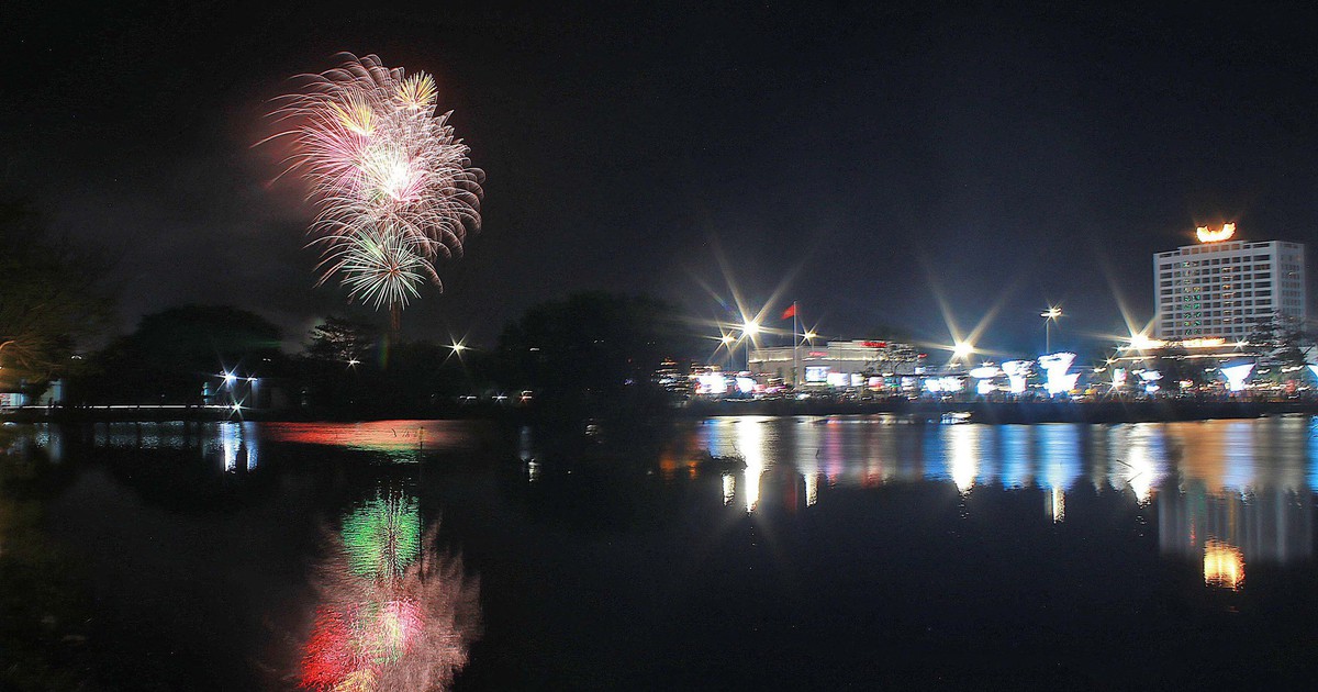 Cà Mau giao thừa quảng trường chật kín người, pháo hoa thắp niềm tin năm mới