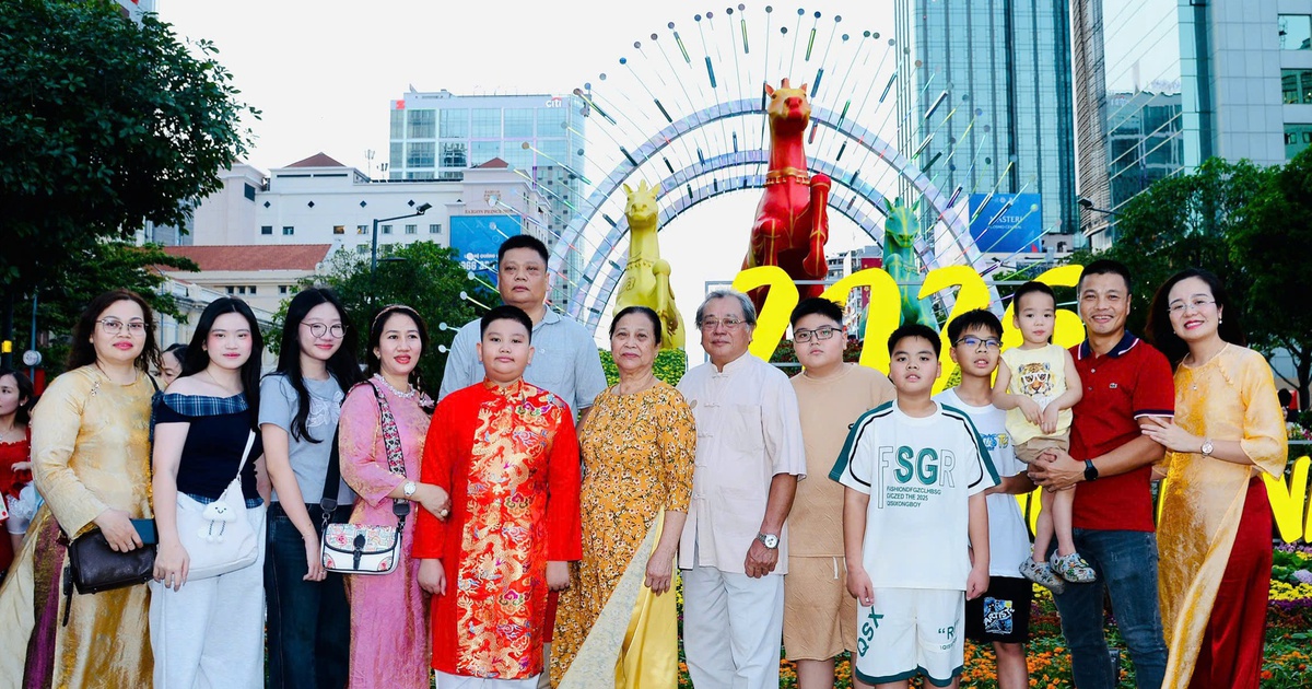 Gia đình miền Bắc vào TP.HCM ăn tết: Ấn tượng mai vàng ngập lối