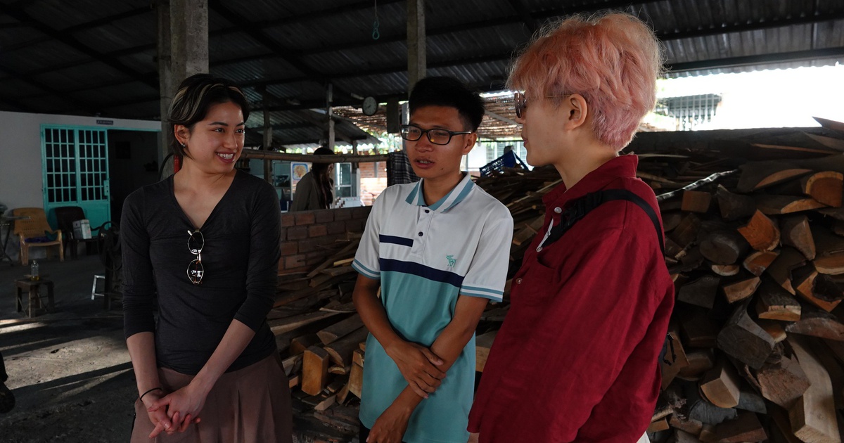 Hướng dẫn viên trẻ đắt sô du lịch làng nghề miền Tây mùa tết