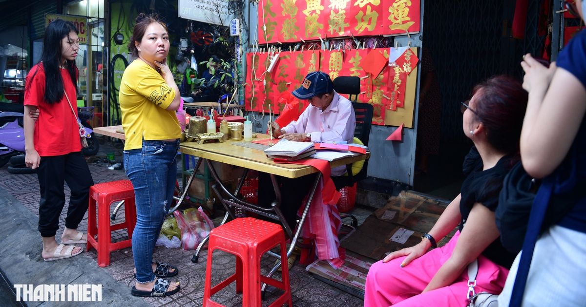 Cuối năm người Hoa ở Chợ Lớn đi 'mua chữ': Mong bình an, phát đạt