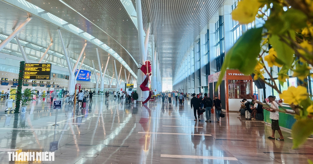 Nhà ga T3 sân bay Tân Sơn Nhất thoáng đãng, khách thong thả lên máy bay trước giao thừa