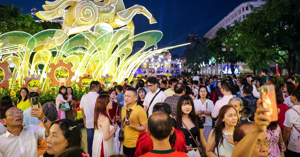 TP.HCM giao thừa 29 tết: Đông nghẹt người dân, du khách đổ về đường hoa Nguyễn Huệ
