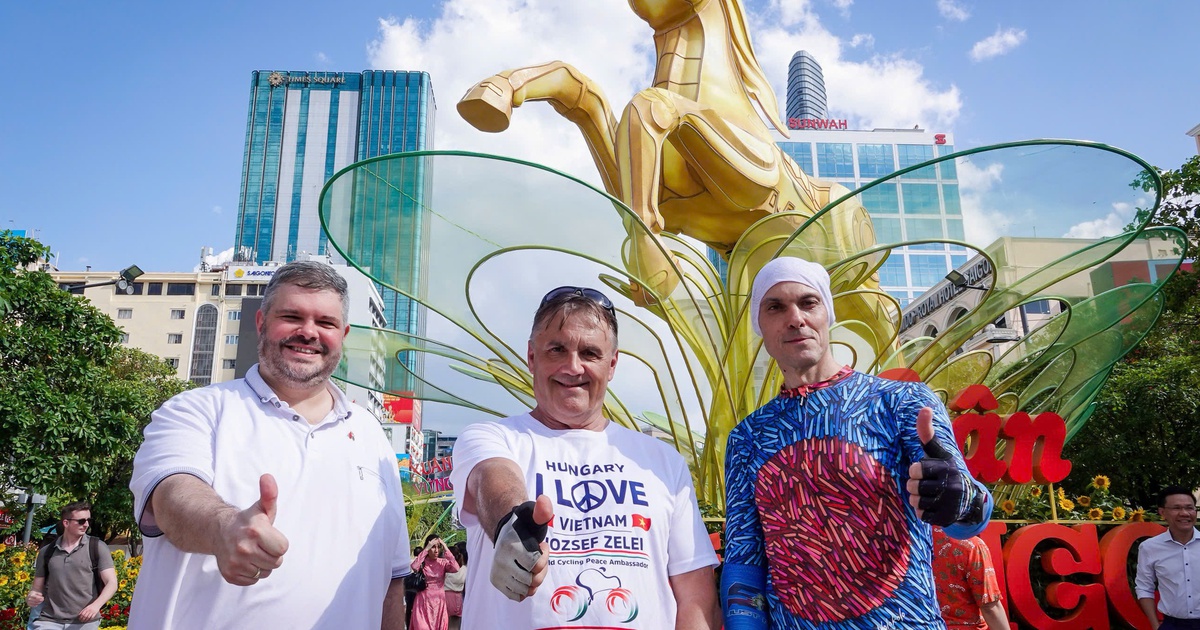 Đại sứ xe đạp vì hòa bình thế giới mang thông điệp từ Hungary đến Việt Nam