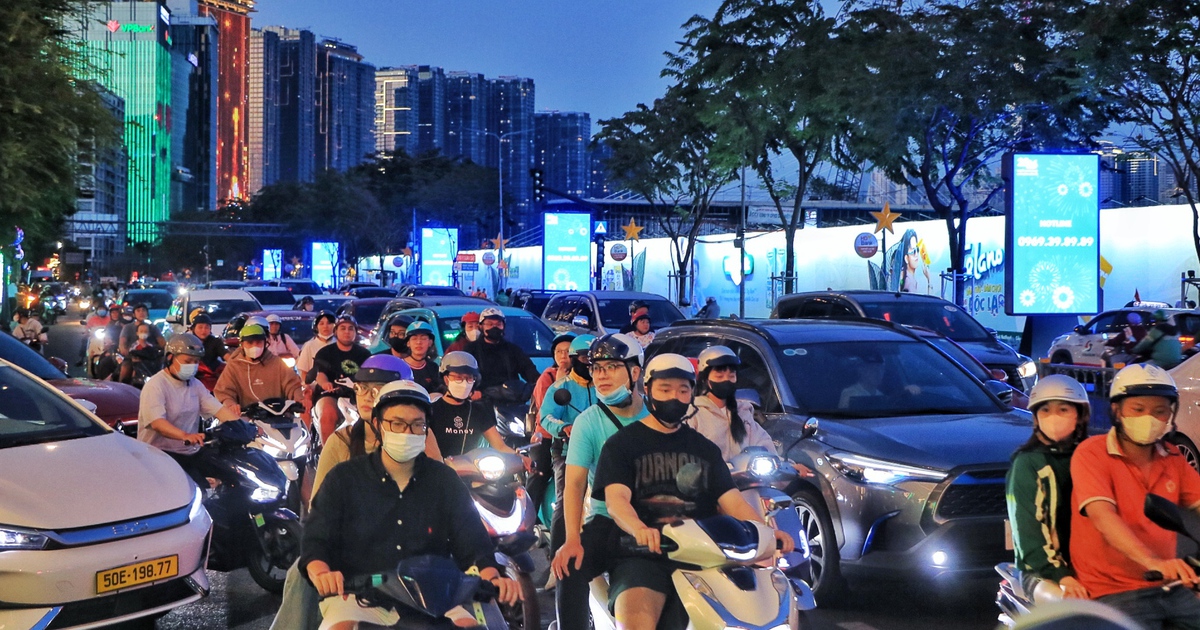 Chiều tối 29 tết: Ngay lúc này, dòng người đổ về trung tâm TP.HCM đón giao thừa