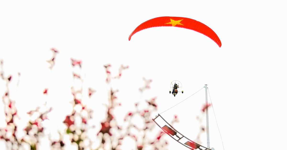 Sát tết, du khách vẫn đổ về Cần Giờ bay dù lượn, khinh khí cầu