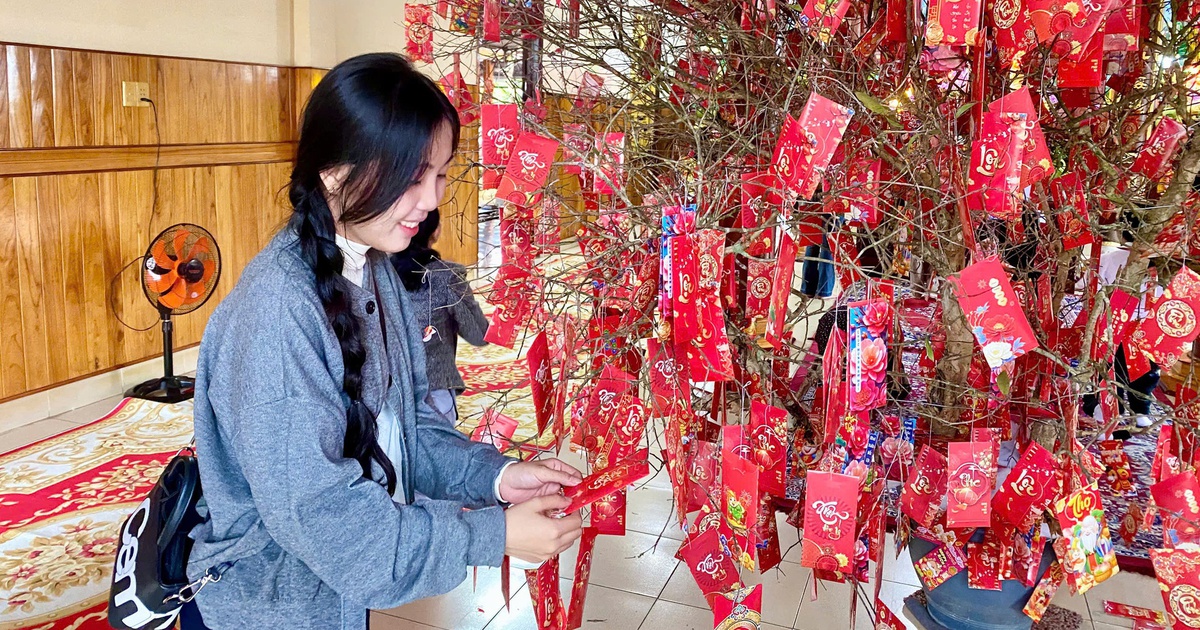 Đi chùa sáng mùng 1 tết, bạn trẻ cầu mong điều gì cho năm mới?