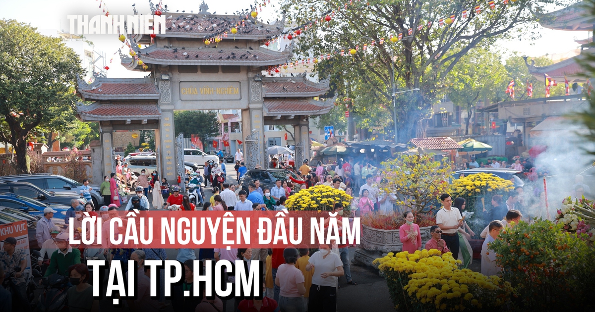 Mùng 1 Tết Bính Ngọ: Thành phố rực rỡ sắc xuân, người dân đi lễ cầu may