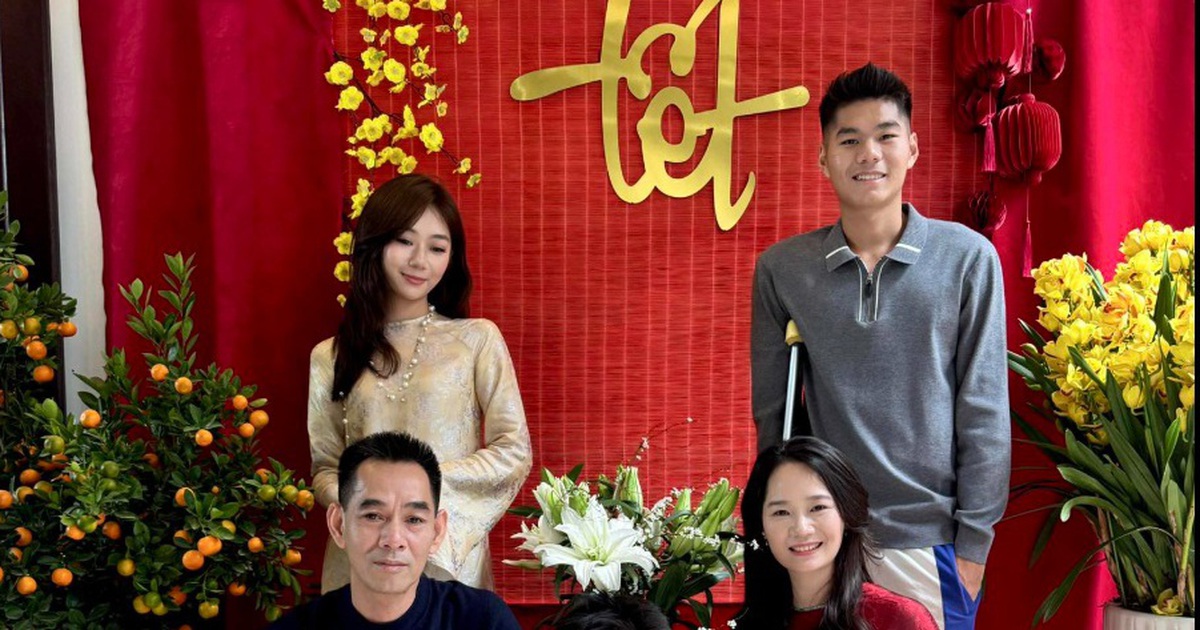 Hiểu Minh đăng ảnh chống nạng đón tết cùng gia đình, Đình Bắc và Minh Phúc nói lời cảm động