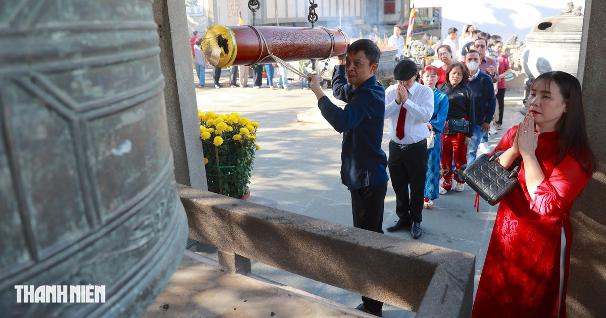 Đi chùa mùng 1 Tết Bính Ngọ ở TP.HCM cầu bình an, hạnh phúc