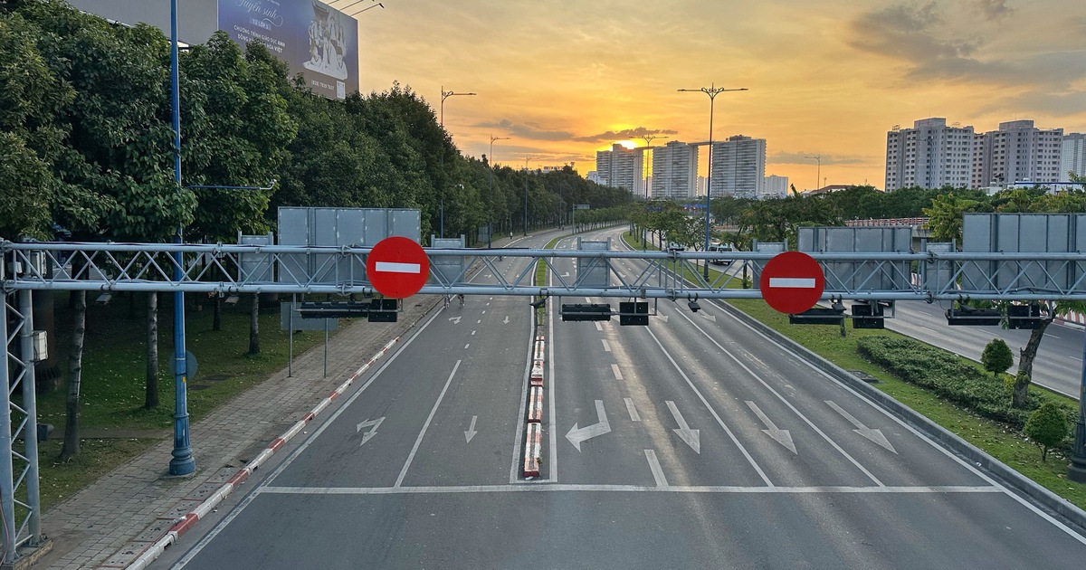 Sáng sớm mùng 1 tết: Đường phố trung tâm TP.HCM thênh thang, xuân về khắp muôn nơi