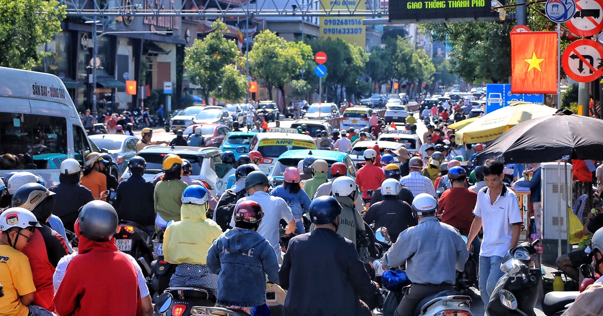 Mùng 1 tết, nhiều tuyến đường ở TP.HCM đông xe: Vì sao 'không vắng như tưởng tượng'?