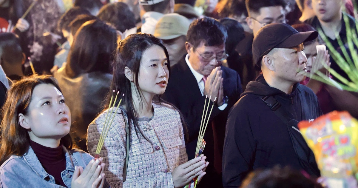 Phủ Tây Hồ nêm kín người lễ ngày mùng 1 tết Bính Ngọ