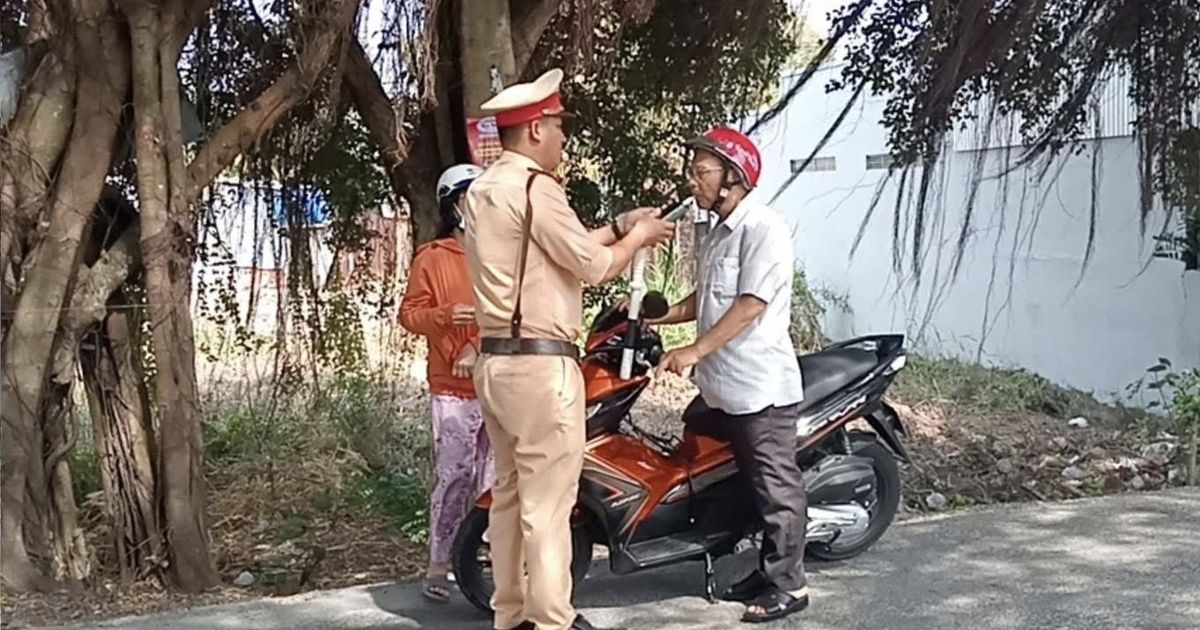 Mùng 1 tết: Trong 1 giờ, CSGT Cà Mau kiểm tra nồng độ cồn 300 trường hợp