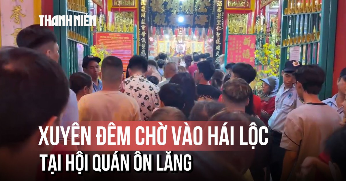 Dòng người xếp hàng xuyên đêm dâng hương, cầu bình an đầu năm ở hội quán hơn 300 tuổi