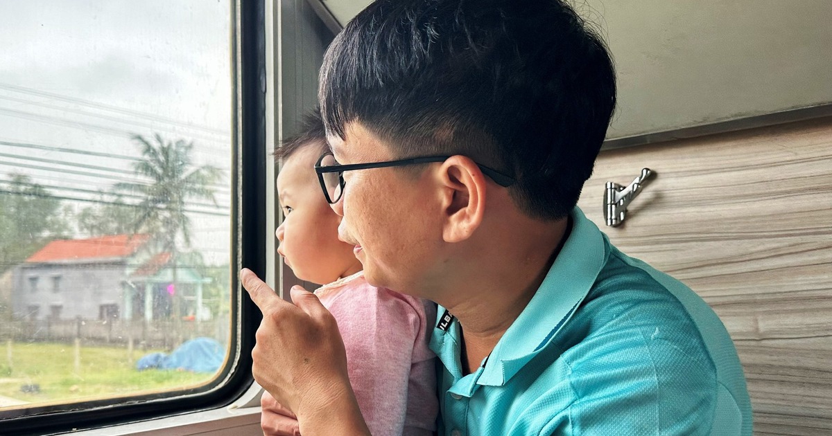 Chuyến tàu hỏa Bắc - Nam mùng 1, tết mới bắt đầu với bao người