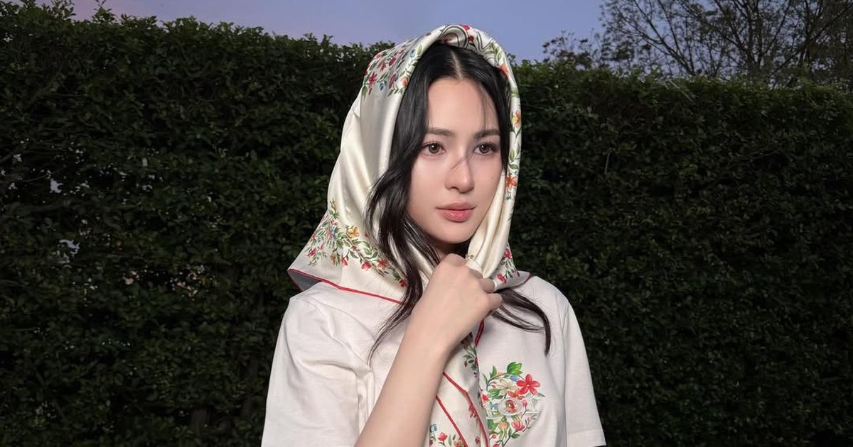 Điểm xuyết vào những chuyến du lịch đầu năm với khăn lụa họa tiết hoa