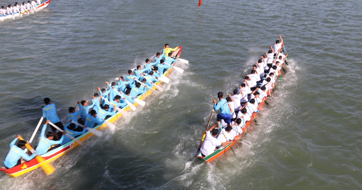 Lễ hội đua thuyền trên sông Cà Ty rộn ràng sắc xuân Bính Ngọ