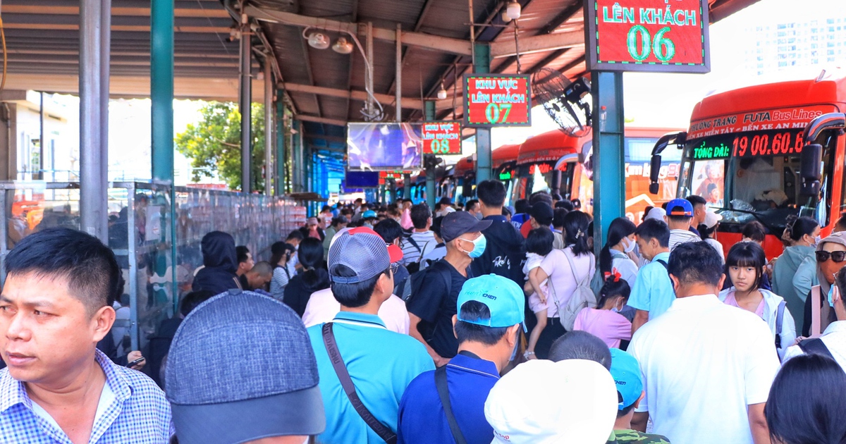 Chiều mùng 2 tết: Bất ngờ 'biển người' ở Bến xe Miền Tây