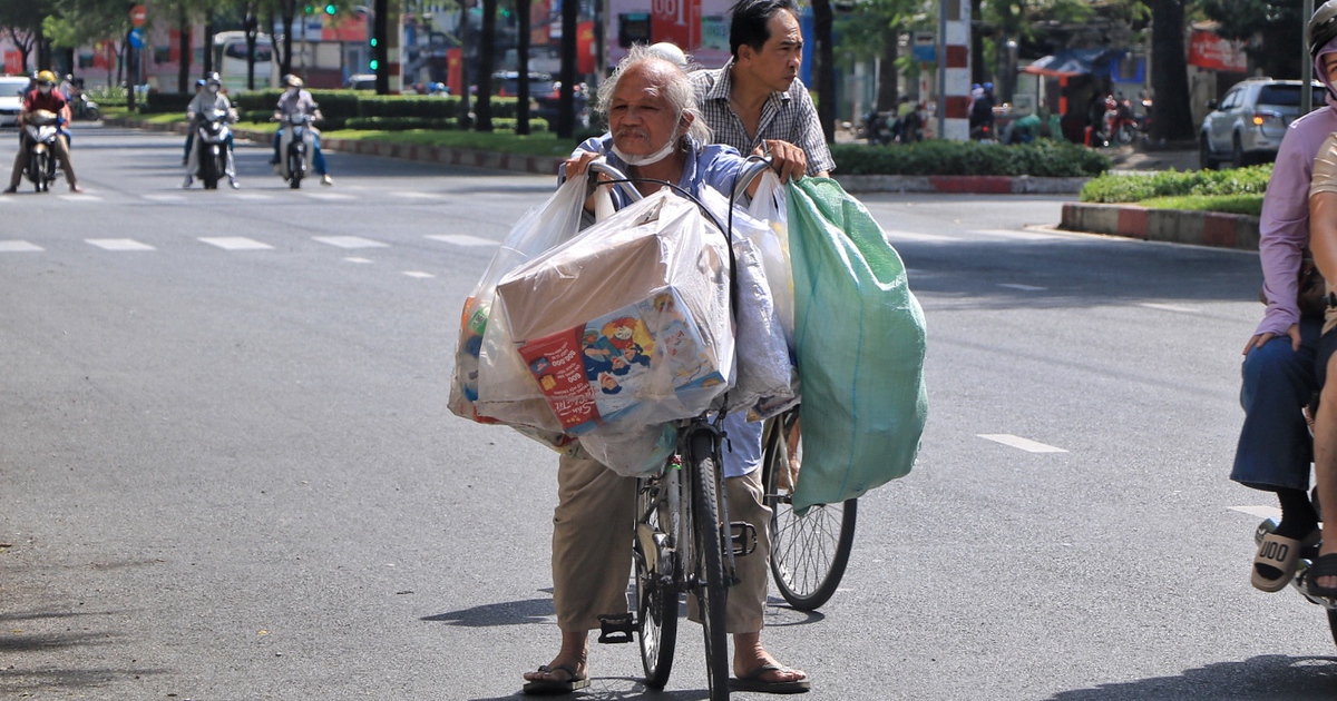 Đường phố TP.HCM m&ugrave;ng 2 tết: Nhiều người miệt m&agrave;i mưu sinh dưới nắng chang chang