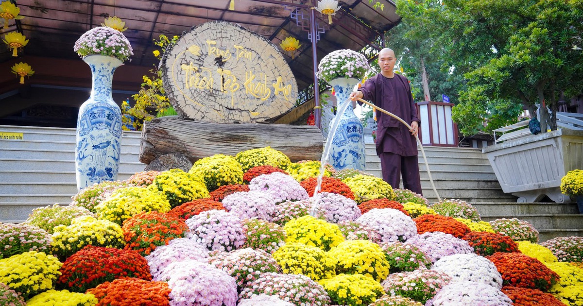 Mừng xuân Di Lặc là gì? Vì sao các chùa treo câu này ngày tết?