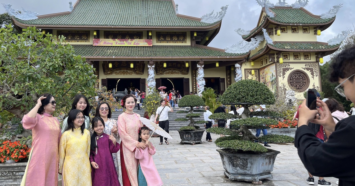 Người d&acirc;n, du kh&aacute;ch quốc tế n&ocirc; nức d&acirc;ng hương ch&ugrave;a Linh Ứng đầu xu&acirc;n