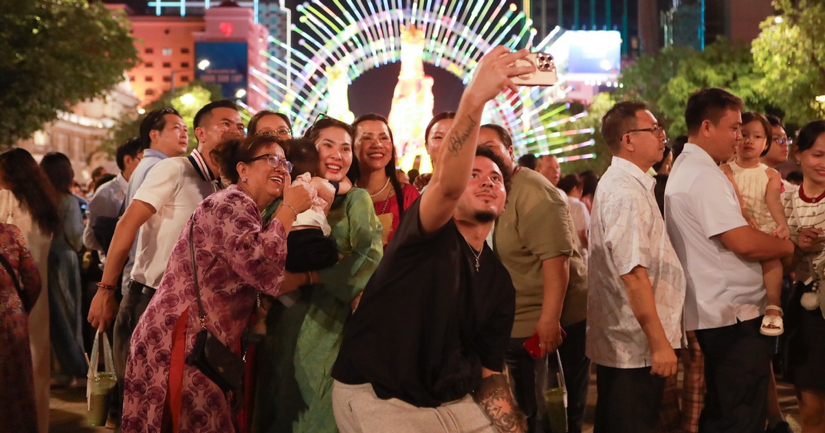 Đường hoa Nguyễn Huệ đông nghịt: Thợ ảnh dạo 'hốt bạc', kiếm tiền triệu mỗi tối