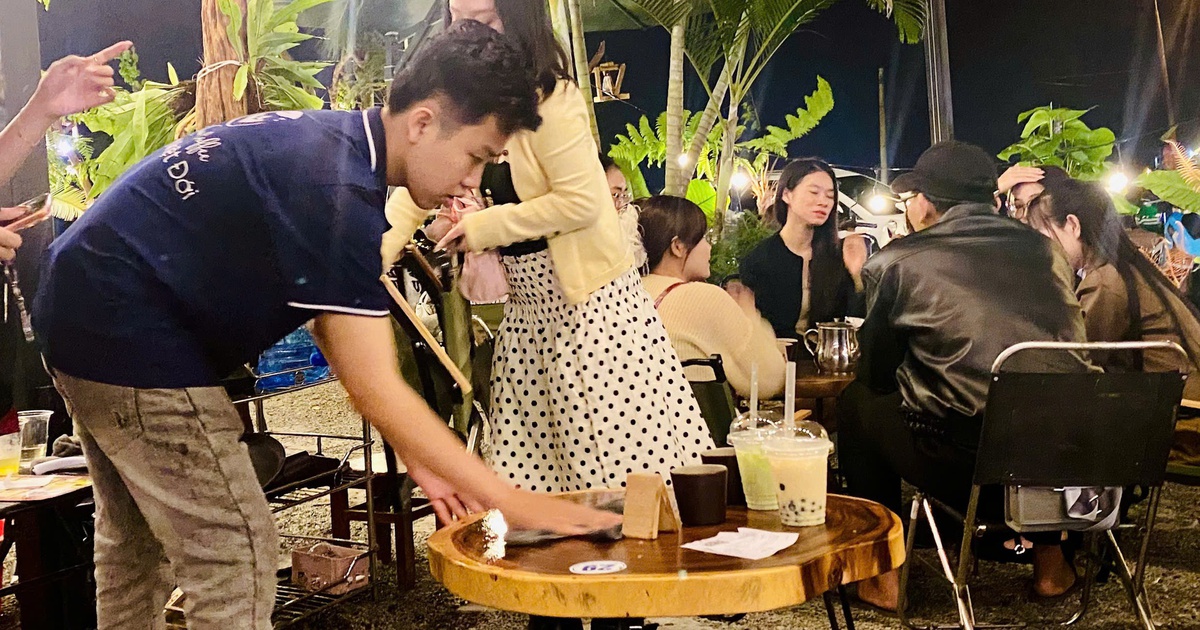 Ngày tết, vì sao nhiều người trẻ vẫn đi làm?