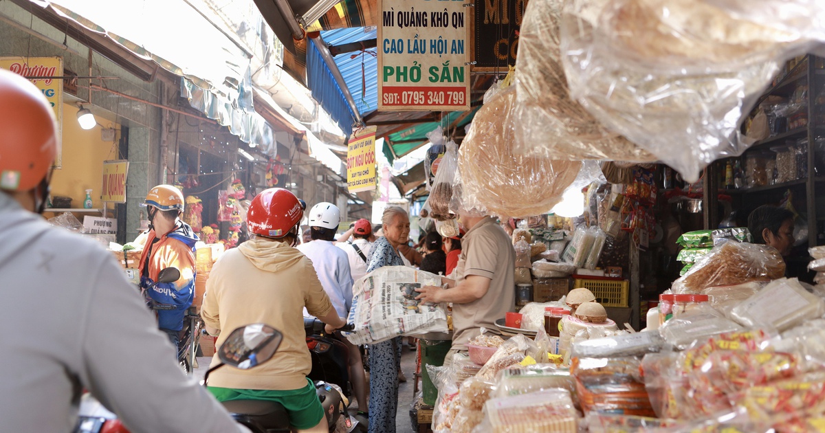 Chợ Bà Hoa thơm mùi bánh, mùi mắm xứ Quảng: Tết không về, vào chợ là thấy quê