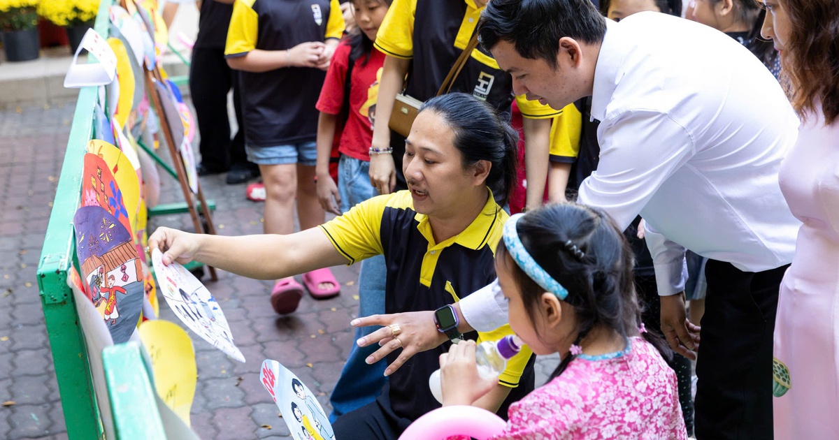 Cha mẹ ở TP.HCM diện áo dài cho con, đón tết sớm theo cách đặc biệt