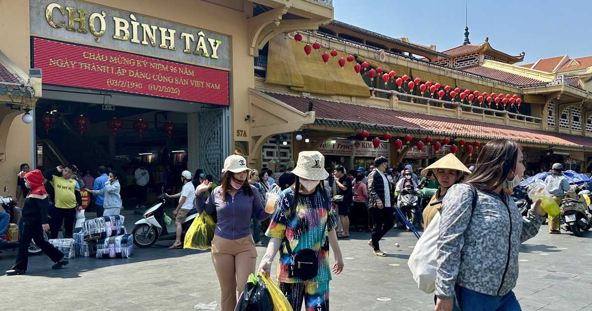 Chen chân ở chợ đầu mối lớn nhất Sài Gòn ngày cận tết