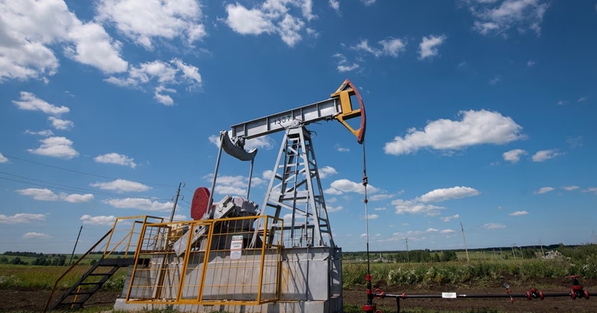 Giá xăng dầu hôm nay 2.2.2026: Lao dốc, mất hơn 2 USD