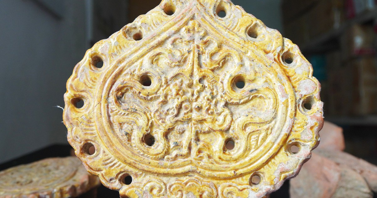 Phát hiện nhiều di vật tráng men bằng vàng ở di sản Thành nhà Hồ