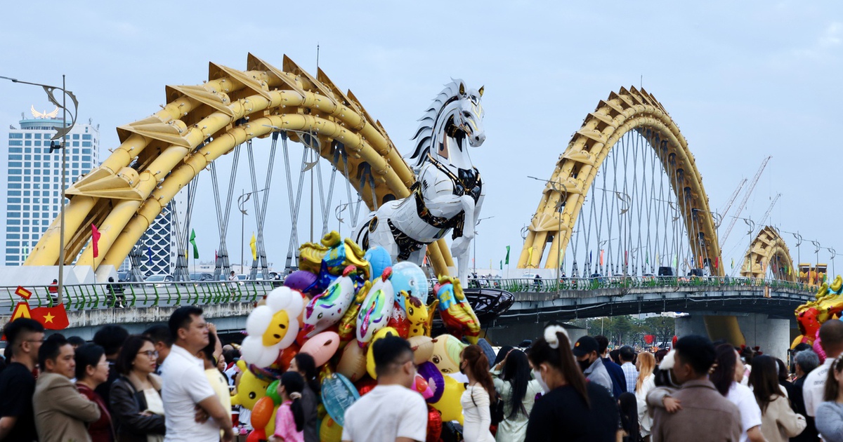 Du khách 'đổ bộ' khu vực cầu Rồng, mê mẩn linh vật ngựa Kim Mã 4.0