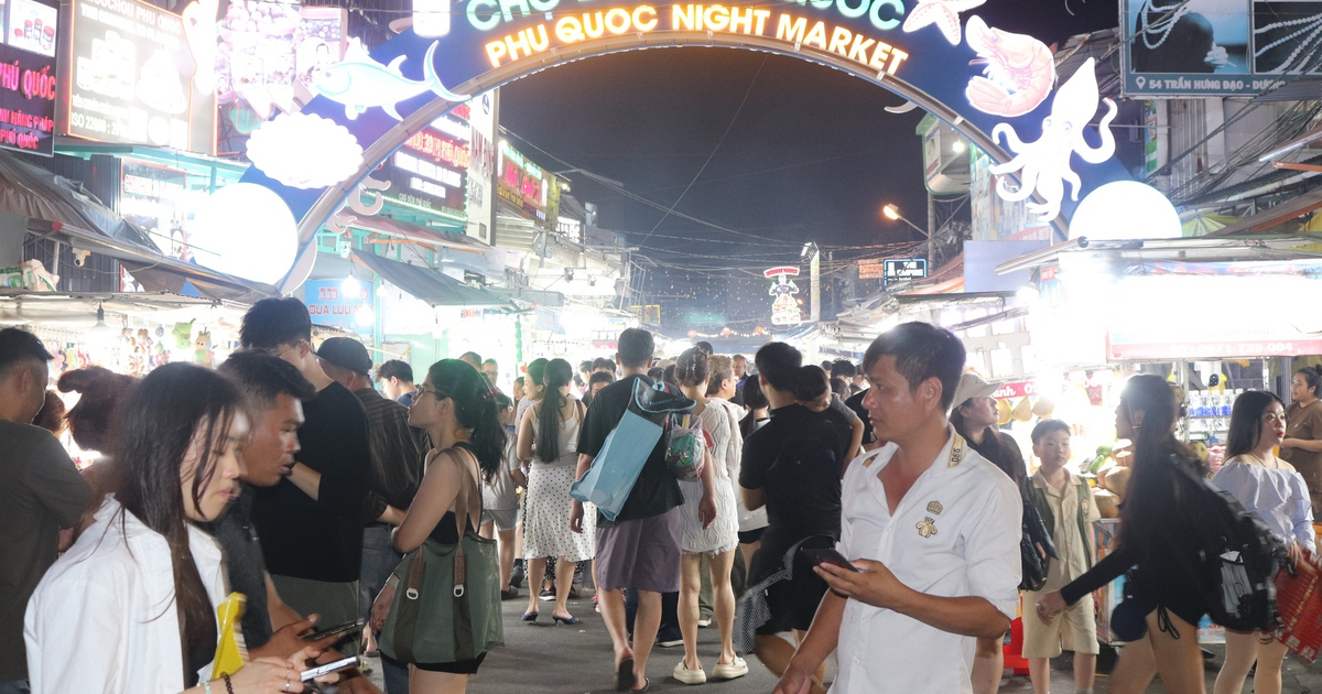 Tết Bính Ngọ 2026: Chợ đêm Phú Quốc náo nhiệt, thu  hút du khách đông 'khủng'