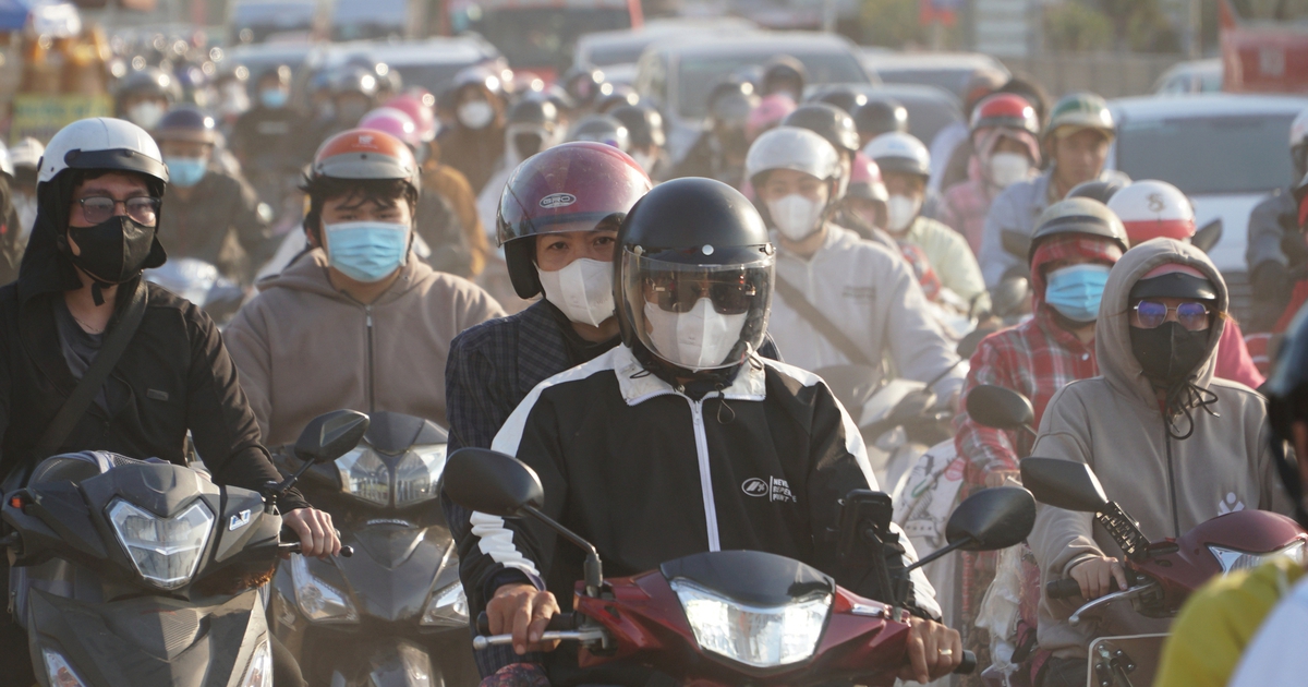 Chiều m&ugrave;ng 4 tết, quốc lộ 1 đ&ocirc;ng nghẹt người d&acirc;n từ miền T&acirc;y trở lại TP.HCM