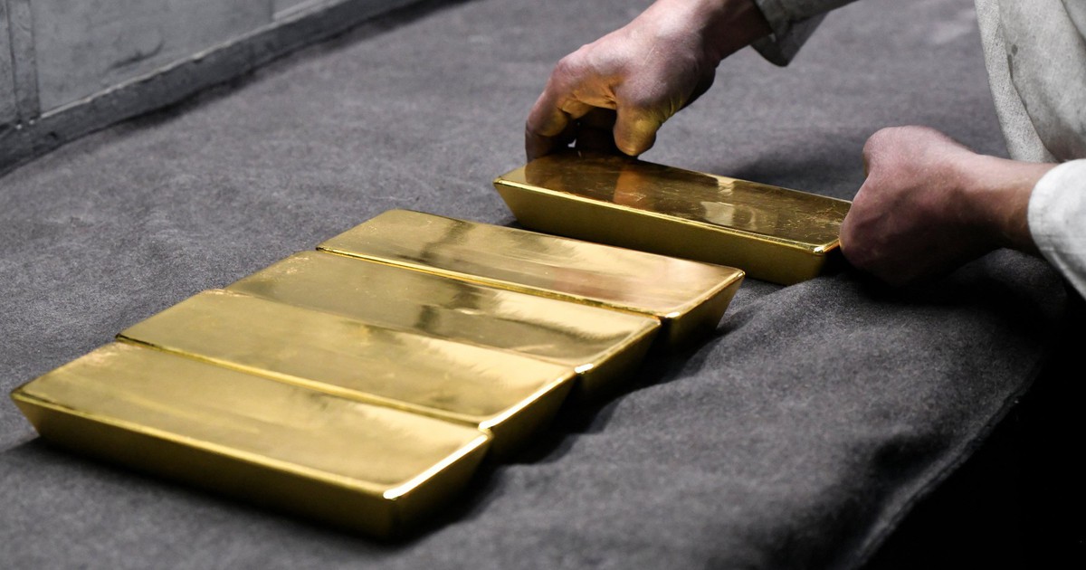 Nh&agrave; hảo t&acirc;m b&iacute; ẩn tặng 21 kg v&agrave;ng để TP.Osaka sửa ống nước