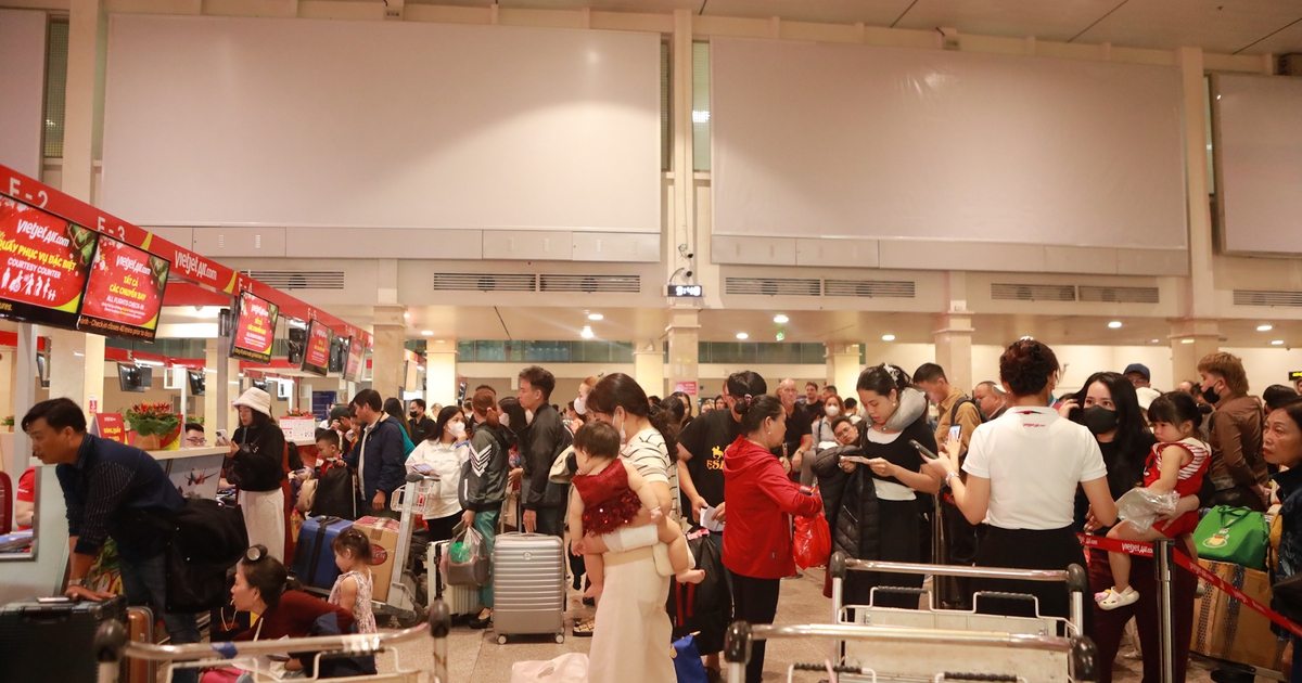 Mùng 4 tết, ga đi sân bay Tân Sơn Nhất kín người: Chuyện gì đang xảy ra?